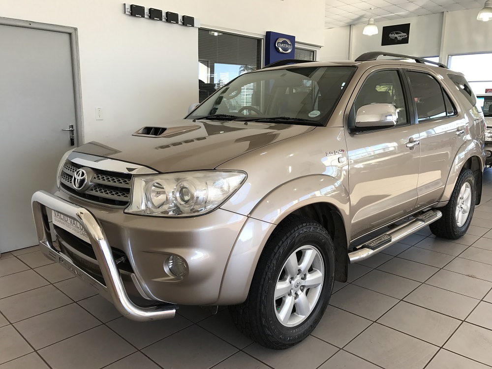 2011-toyota-fortuner-30-d-4d-raised-body-4x2-at